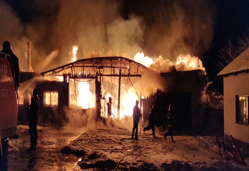 Incendiu violent la o gospodărie din satul Buda VIDEO