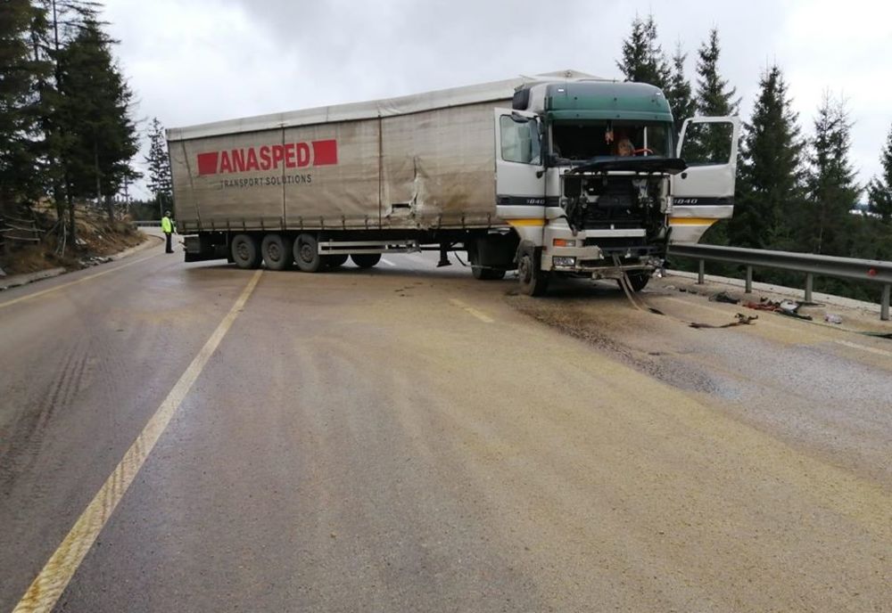 Circulație îngreunată în Pasul Mestecăniș, după ce un tir care a derapat FOTO