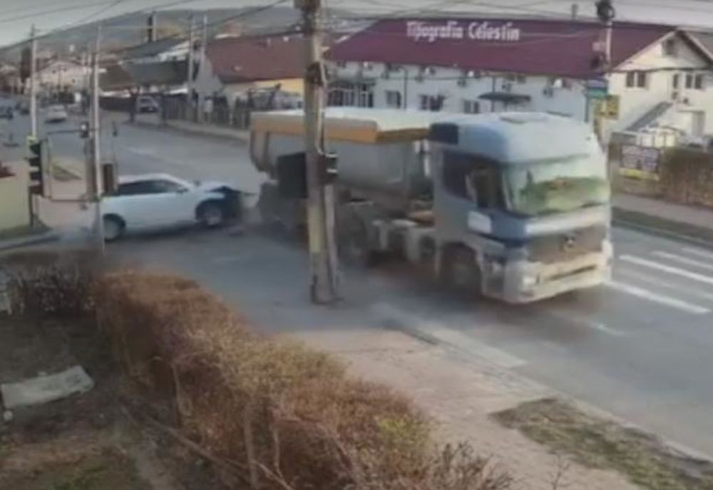 Accident rutier în municipiul Suceava, după ce șoferul unui camion a trecut pe culoarea roșie a semaforului VIDEO