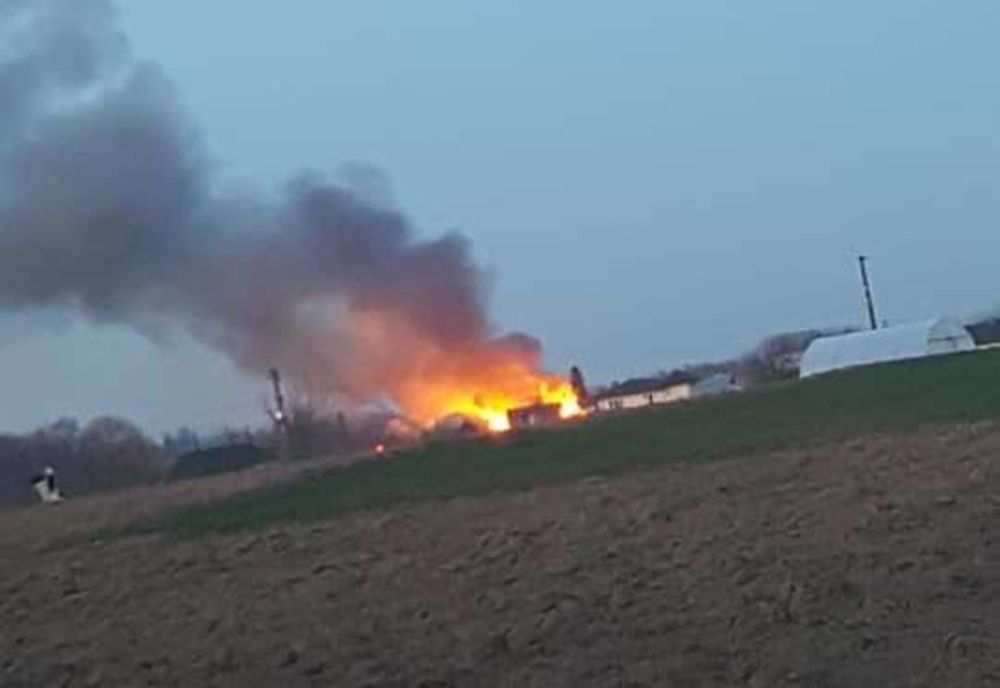 Un incendiu violent a cuprins trei gospodării din Horodnic de Jos VIDEO
