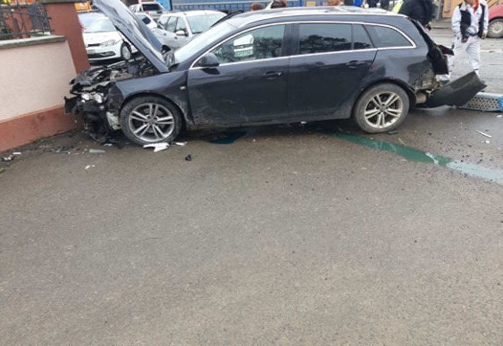 Cinci persoane implicate într-un accident rutier, la Gura Humorului. Trei autovehicule au intrat în coliziune FOTO