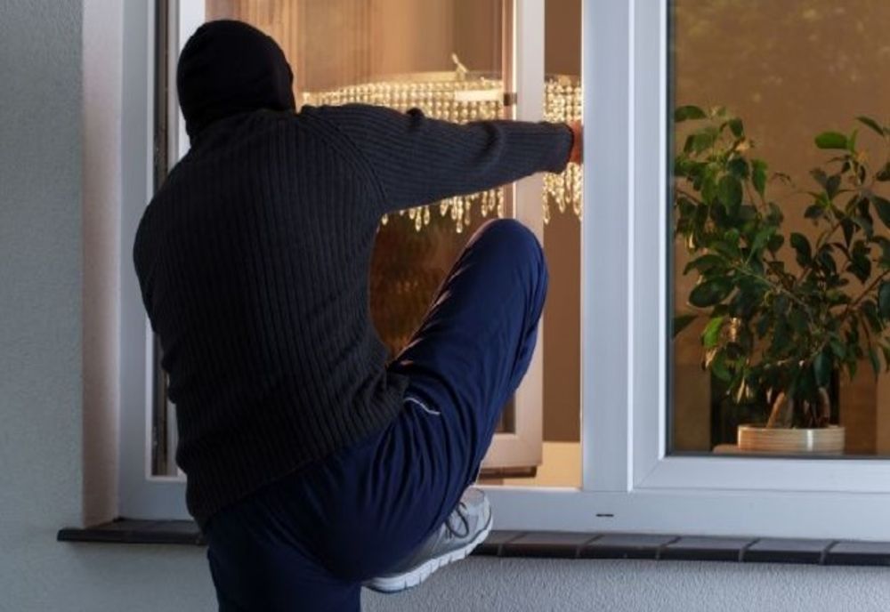 Oficiu poștal din Vatra Moldoviței, călcat de hoți 