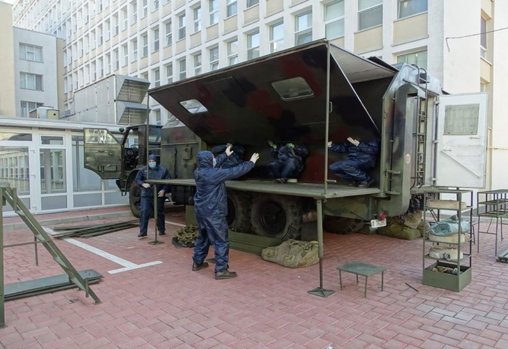 Militarii au instalat în curtea Spitalului Județean Suceava o autospecială pentru decontaminarea personalului medical FOTO