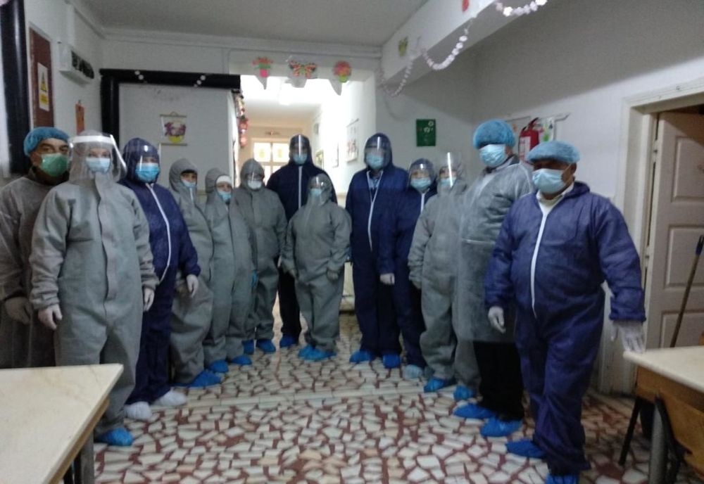 Șase containere au fost montate în curtea Centrului de Recuperare și Reabilitare Sasca Mică FOTO