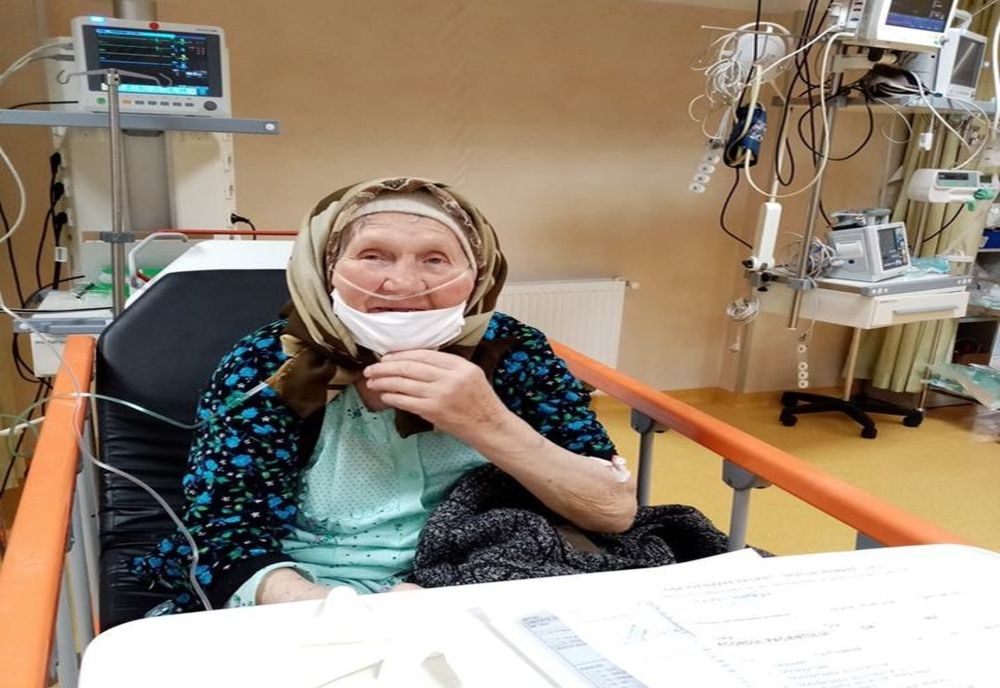 O bătrână din Suceava i-a impresionat pe medici după ce și-a cusut singură masca de protecție că să vină la spital FOTO