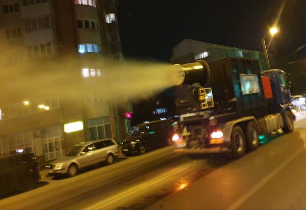 În municipiului Suceava se face dezinfectare cu un atomizor de mare capacitate VIDEO 