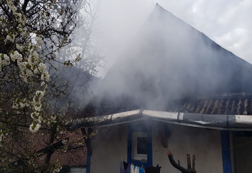 Incendiu la o casă din Fălticeni din cauza coșului de fum VIDEO