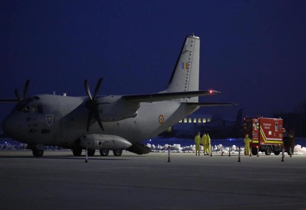 Un pacient în stare gravă, infectat cu coronavirus, transferat de o aeronavă militară de la Suceava la București