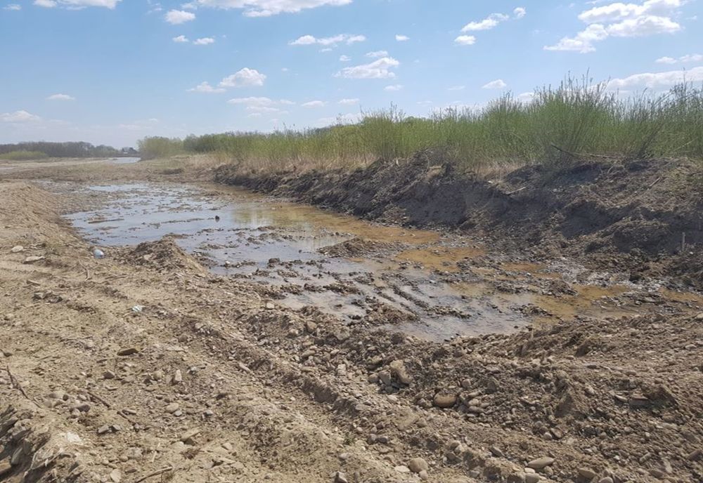 Amendă de 80.000 de lei pentru exploatarea de agregate minerale fără autorizație, în albia râului Suceava