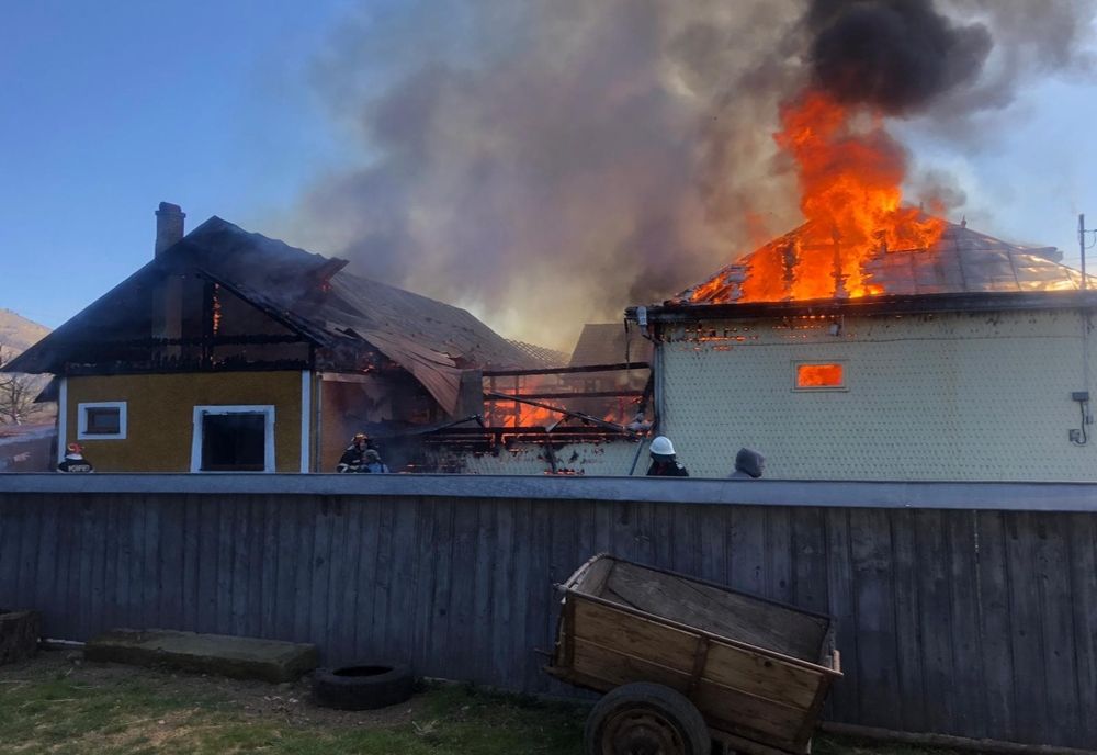 Incendiu violent la două gospodării din Stulpicani VIDEO