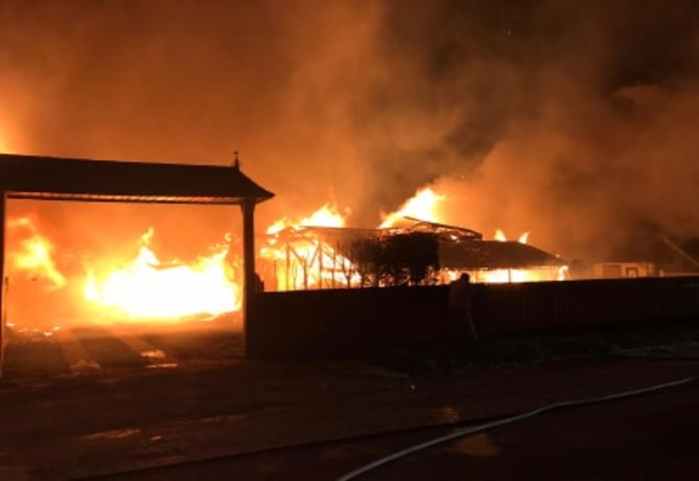 Flăcări puternice la două gospodării din Frătăuții Vechi VIDEO 