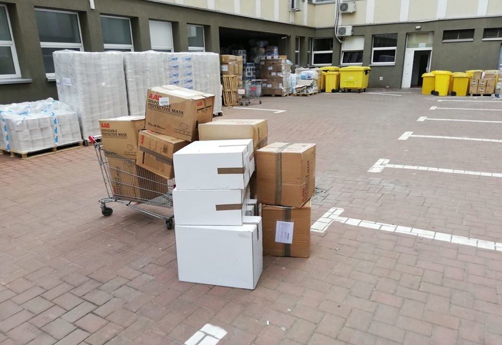 Crucea Roșie a donat Spitalului Județean Suceava 25.000 de măști chirurgicale și 1.100 de viziere FOTO