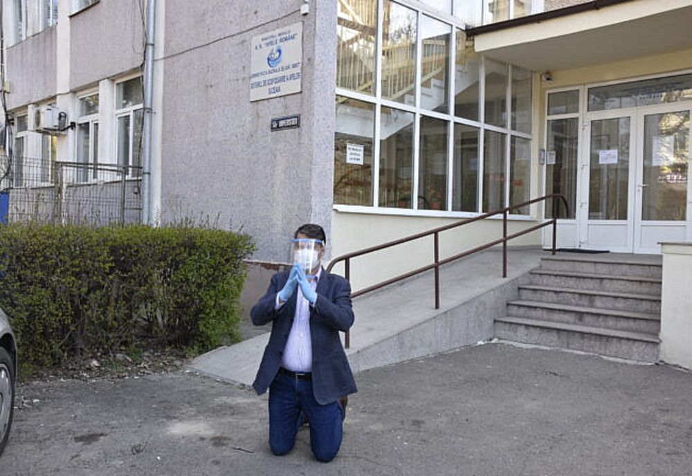 Directorul SGA Suceava s-a rugat în genunchi în fața instituției pe care o conduce