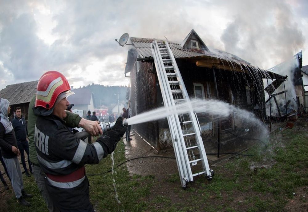 Incendiu puternic în comuna Vama. Au fost afectate două gospodării VIDEO