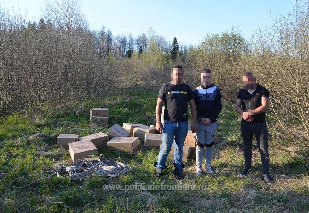 Contrabandiști prinși de polițiștii de frontieră în timp ce cărau colete cu țigări VIDEO 