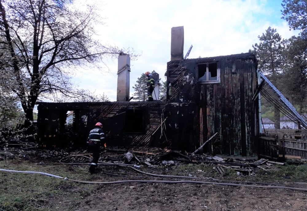 Incendiu la o cabană din localitatea Slătioara. O femeie a avut nevoie de îngrijiri medicale FOTO