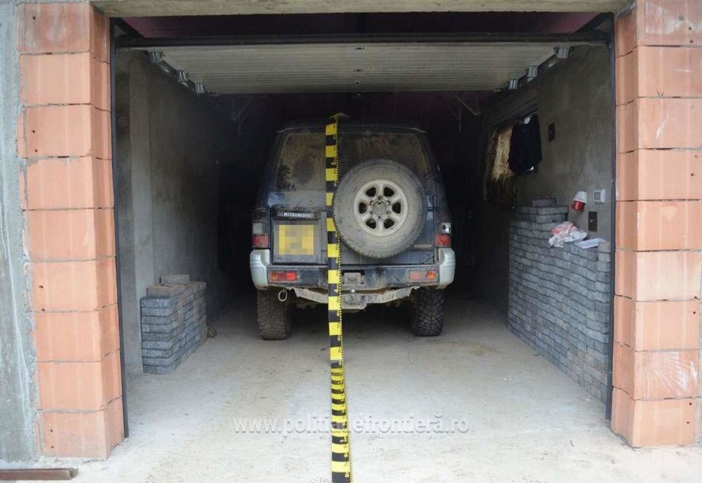 Autoturism cu țigări în valoare de peste 17.000 de lei, descoperit într-un garaj din Nisipitu VIDEO 