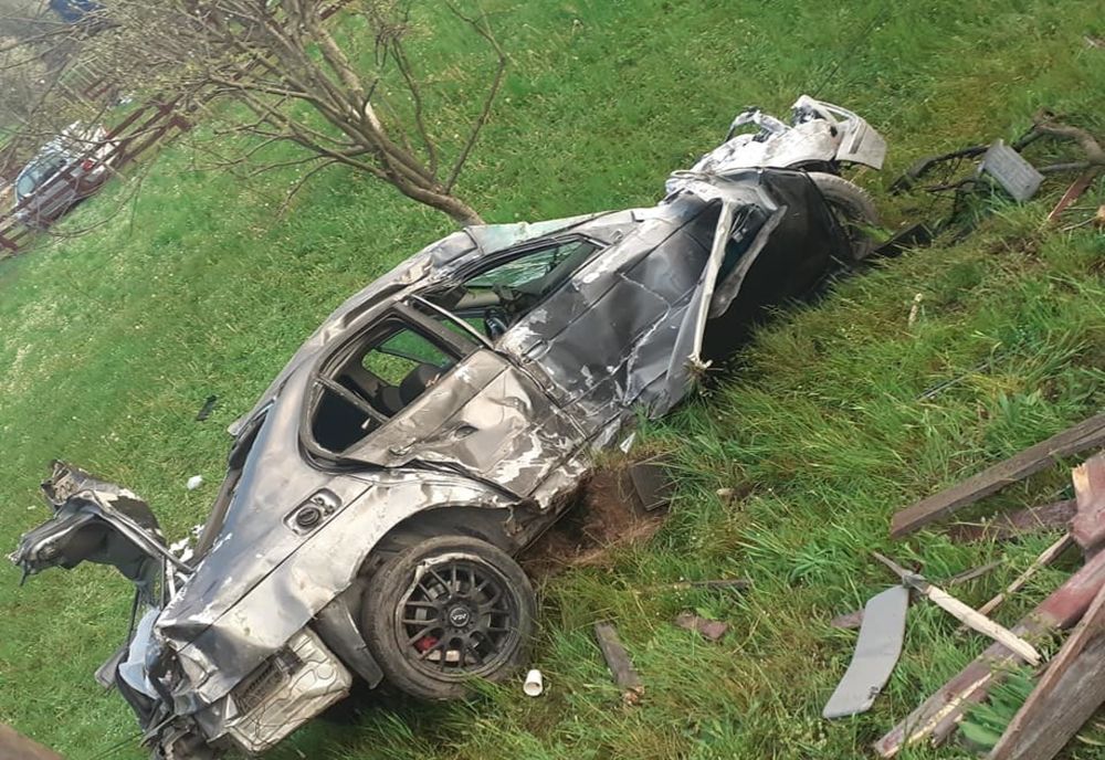 Accident rutier grav la Vama. O mașină scăpată de sub control a distrus două garduri și un stâlp de telefonie FOTO