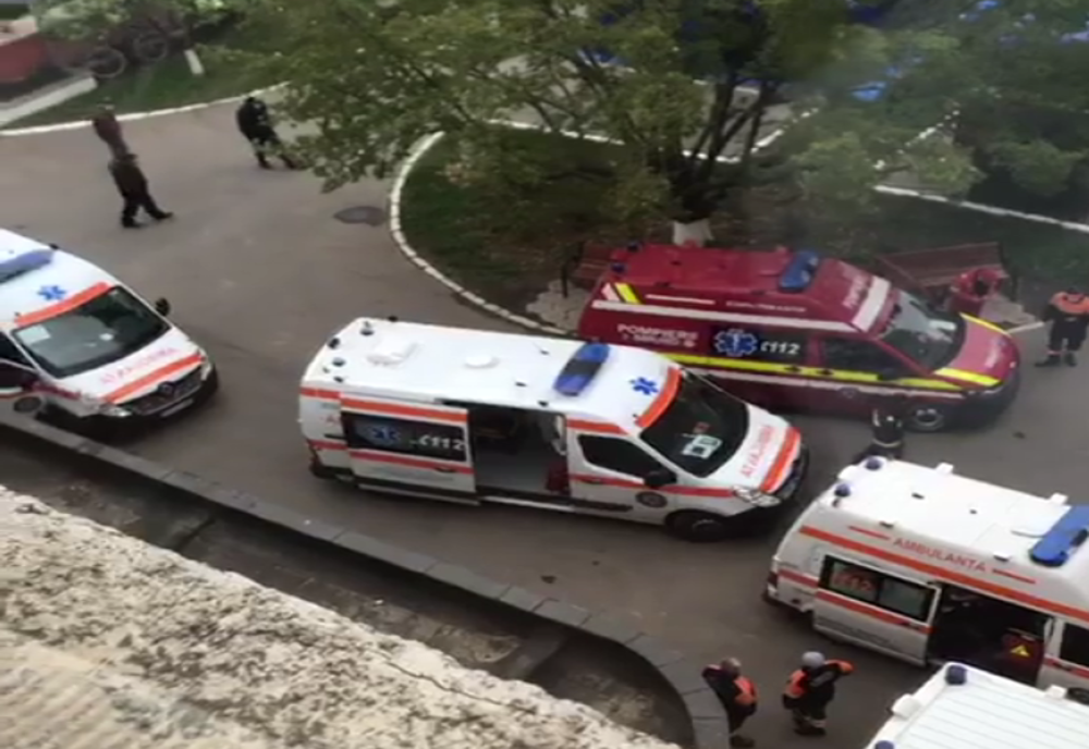 Curtea Spitalului Municipal Rădăuți, plină de ambulanțe. Managerul se întreabă dacă celelalte spitale din județ funcționează VIDEO