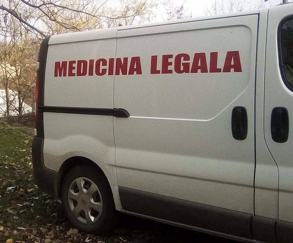 Un bărbat de 54 de ani a murit după ce a căzut de pe o scară