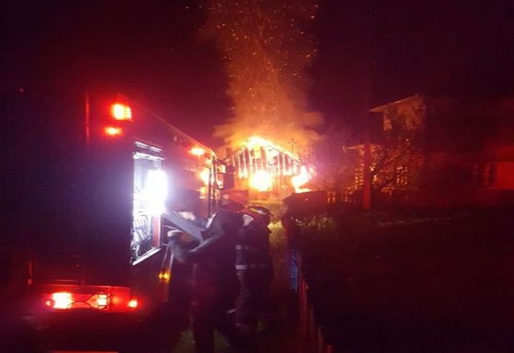 Incendiu în localitatea Vama. Flăcările au pornit de la un scurtcircuit FOTO