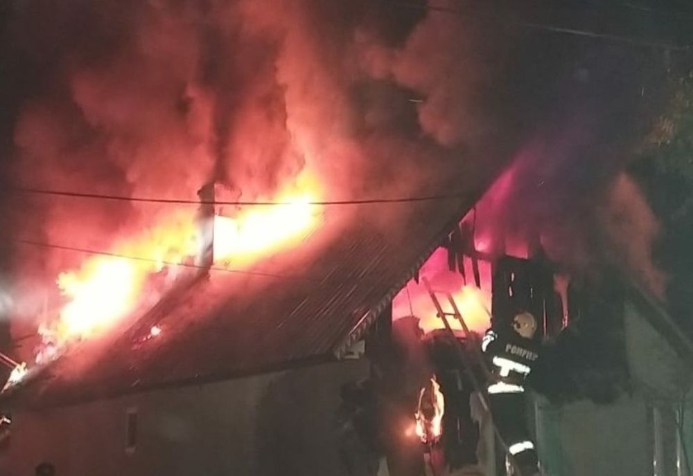 Incendiu violent la o casă din orașul Siret VIDEO