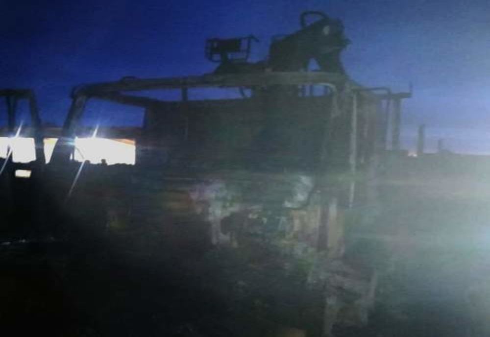 Un autocamion a ars în curtea unei gospodării din Solca. Focul a fost pus intenționat FOTO