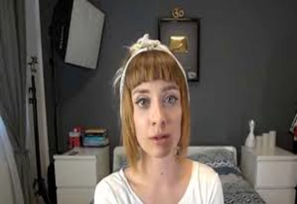 VIDEO Vloggeriță bătută în plină stradă! Cine este agresorul