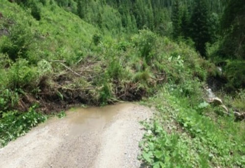 Circulație rutieră întreruptă pe DJ 174 A, după ce un mal s-a surpat din cauza ploilor FOTO