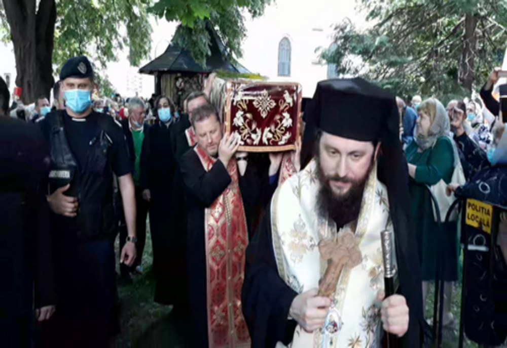 Mii de credincioși au venit la racla cu moaștele Sf. Ioan cel Nou de la Suceava VIDEO