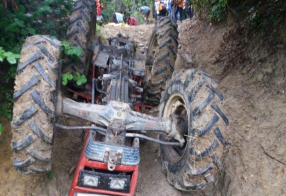 Tânără rănită după ce s-a răsturnat cu tractorul