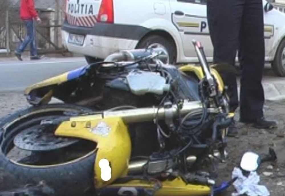 Un tânăr a ajuns la spital după ce a intrat cu motocicleta în coliziune cu un autoturism