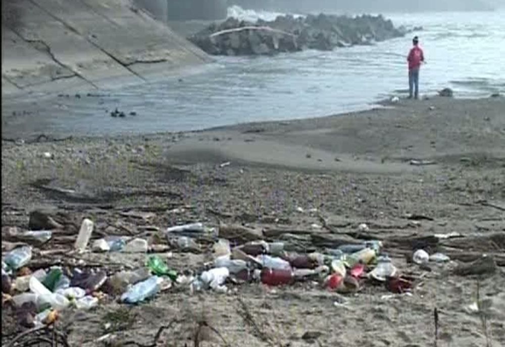 Deșeuri pe malurile râurilor Suceava și Moldova în mai multe localități din județul Suceava