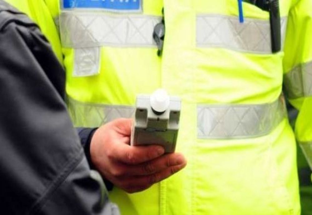 Beat la volan a intrat cu mașina în gardul unui imobil