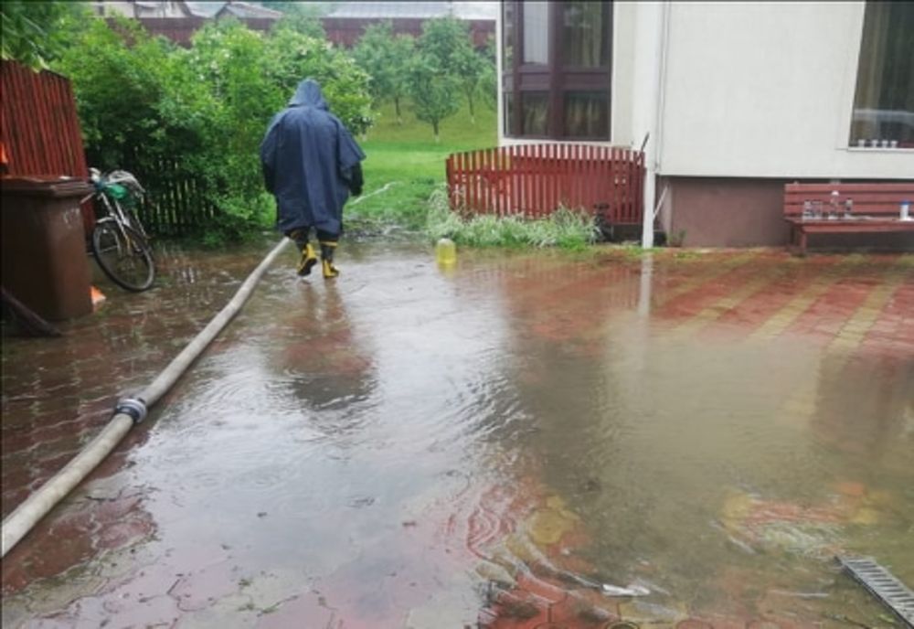 Pompierii suceveni, misiuni de evacuare a apei în Sucevița, Siret și Vatra Dornei VIDEO 
