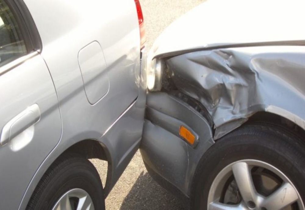 Aproape de comă alcoolică, un șofer a intrat în două mașini parcate regulamentar