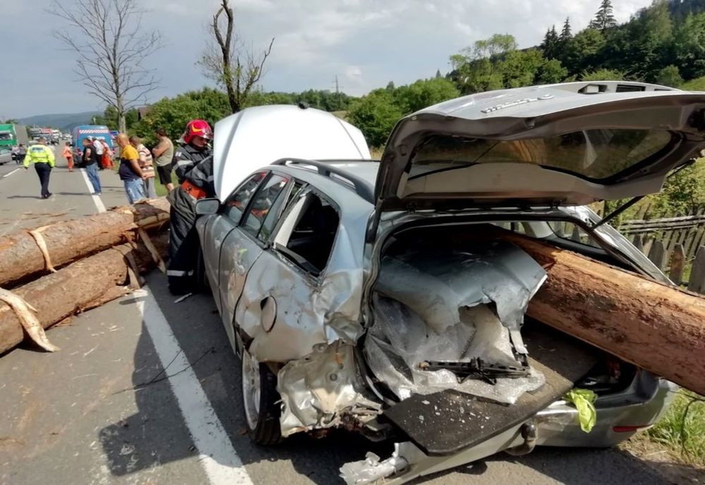 O remorcă plină cu lemne s-a răsturnat peste un autoturism. Două persoane din Iași au ajuns la spital