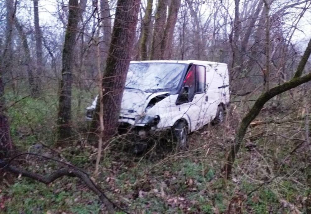 A adormit la volan și s-a trezit cu mașina în copac