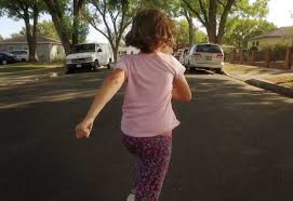 Copil de 2 ani, lăsat nesupravegheat de mamă, accidentat de șoferul unei autoutilitare