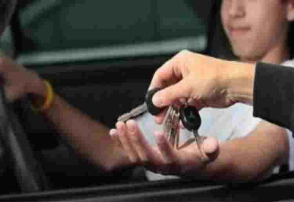 I-a dat mașina prietenei, deși știa că tânăra nu are permis. Acum amândoi au dosar penal