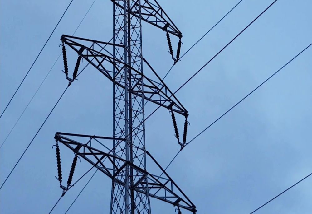 Un bărbat s-a urcat pe un stâlp din localitatea Frasin și amenință că se aruncă în gol!