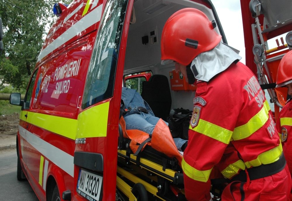 A încercat să stingă un incendiu și a ajuns la spital