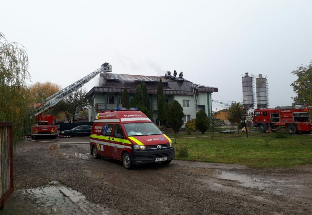 Incendiu la o clădire de birouri din Suceava (FOTO)