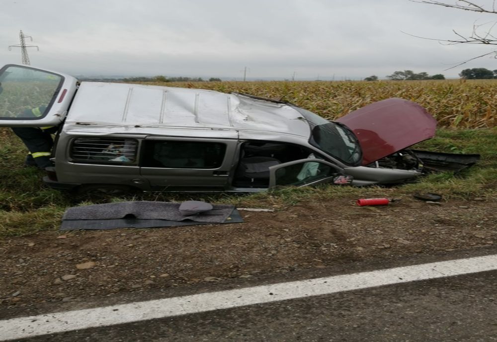 S-a răsturnat cu mașina în șanț (FOTO)