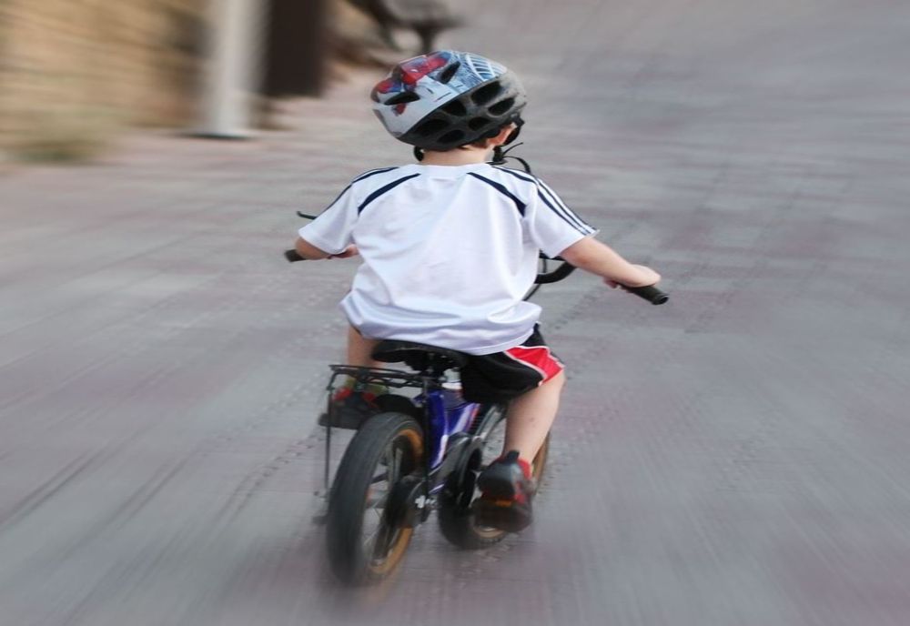 Copil de 10 ani pe bicicletă, acoșat de o mașină