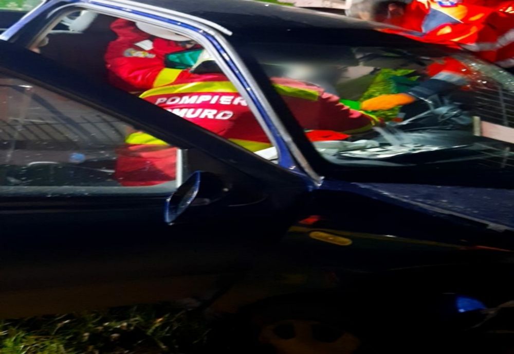 S-a oprit cu mașina în gard (FOTO)