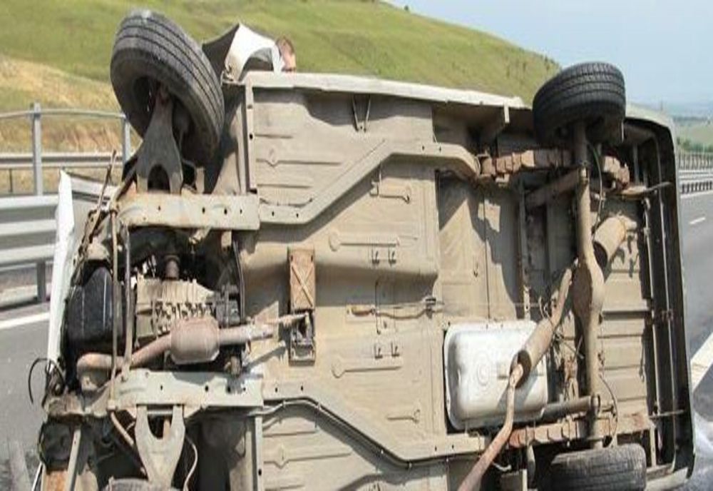 Era atât de beat încât s-a răsturnat cu mașina