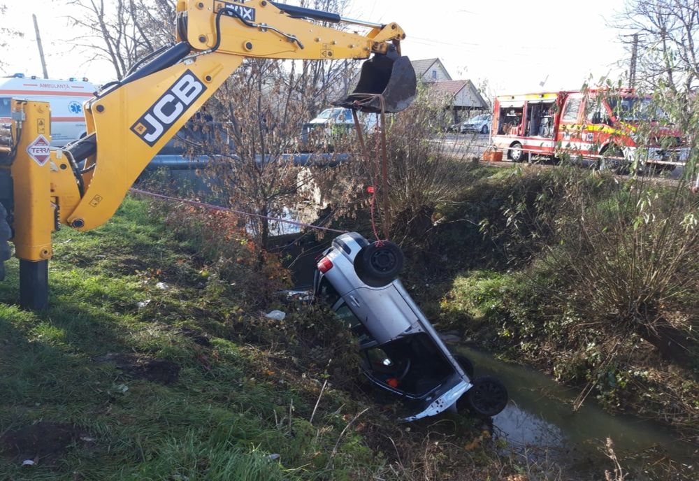 Mașină răsturnată în albia unui pârâu! Șoferul a decedat (FOTO)