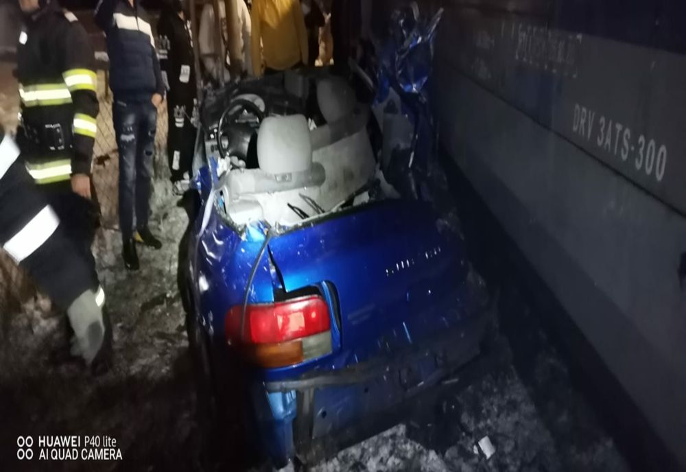 Mașină lovită de tren la Câmpulung Moldovenesc. O femeie și-a pierdut viața (FOTO/VIDEO)