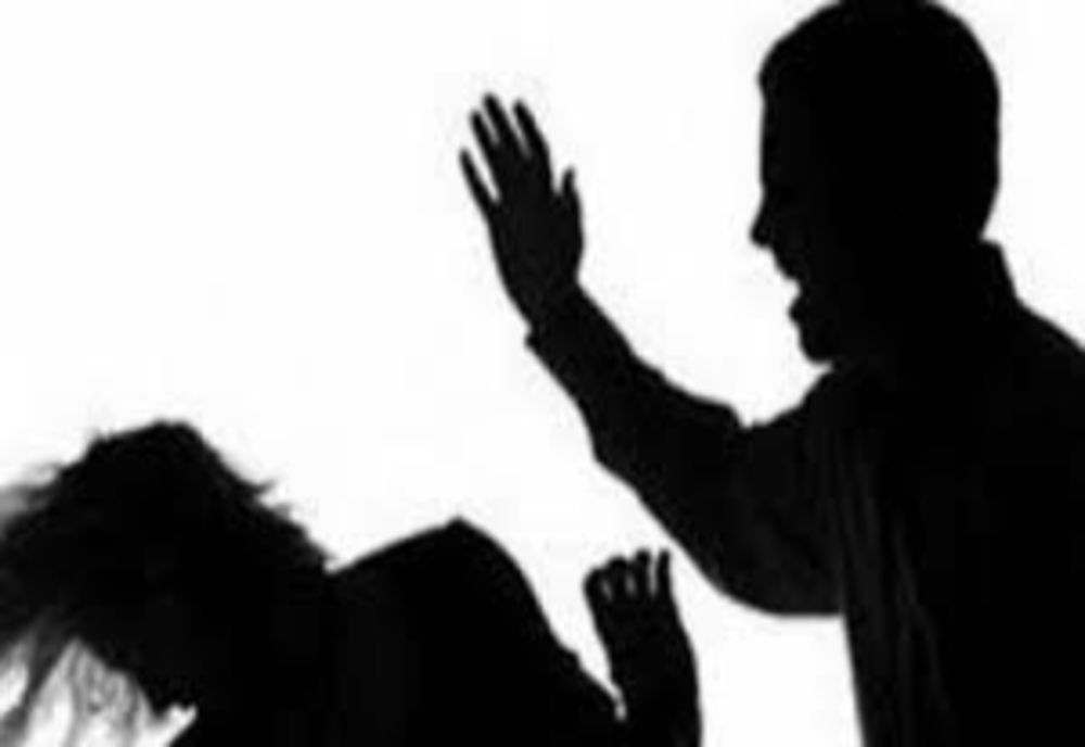 Surprins de polițiști în timp ce își lovea fiica